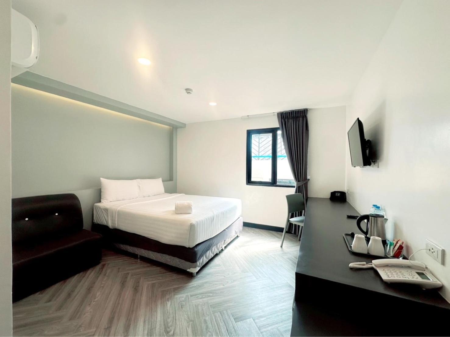 14 Sathorn Hotel No-Parking Bangkok Extérieur photo